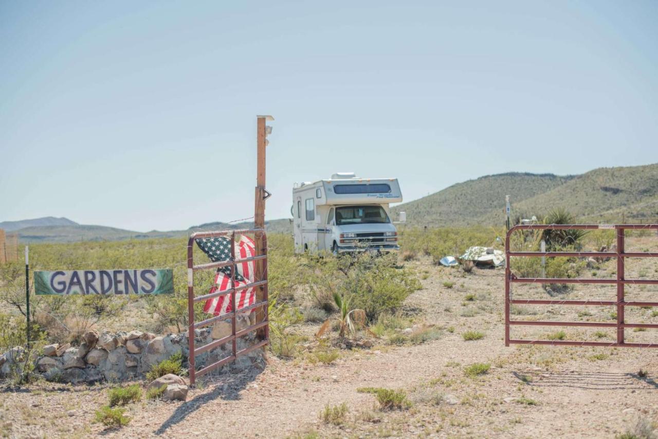 Camping At Desert Gardens Oasis In Lobo, Tx バン・ホーン エクステリア 写真