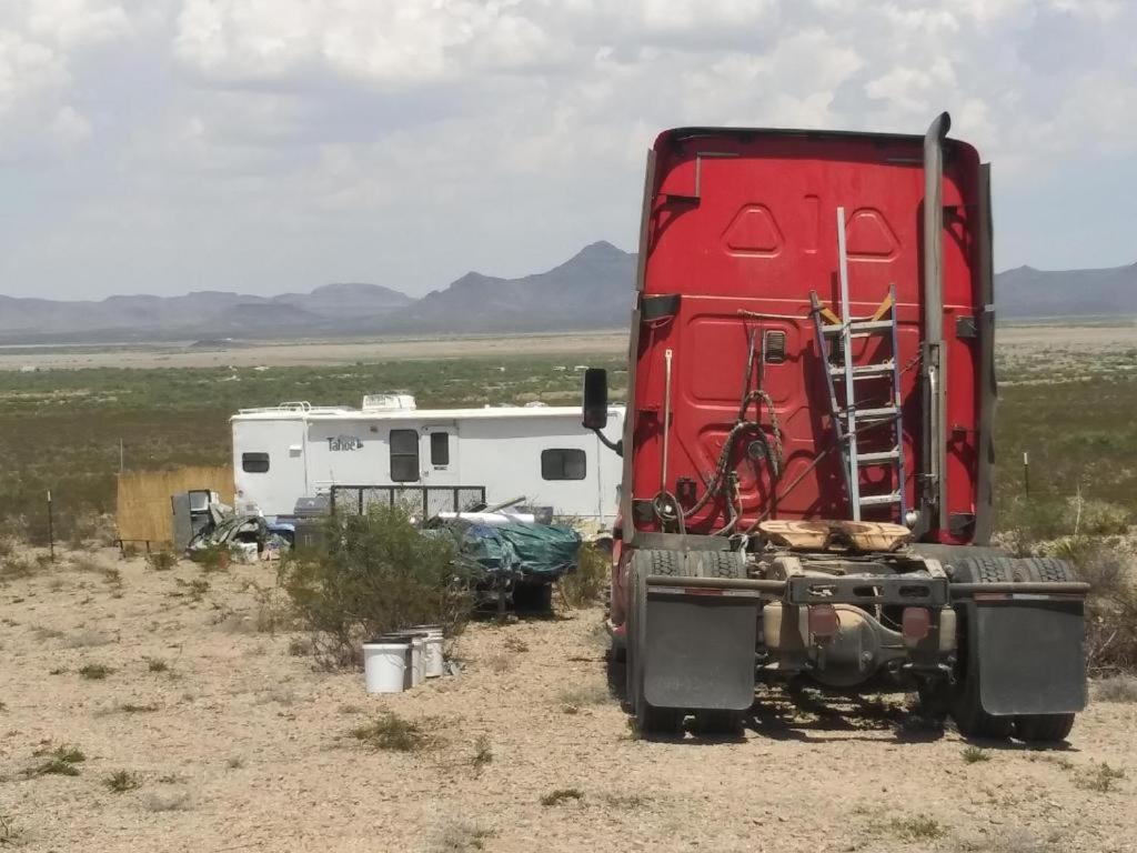 Camping At Desert Gardens Oasis In Lobo, Tx バン・ホーン エクステリア 写真