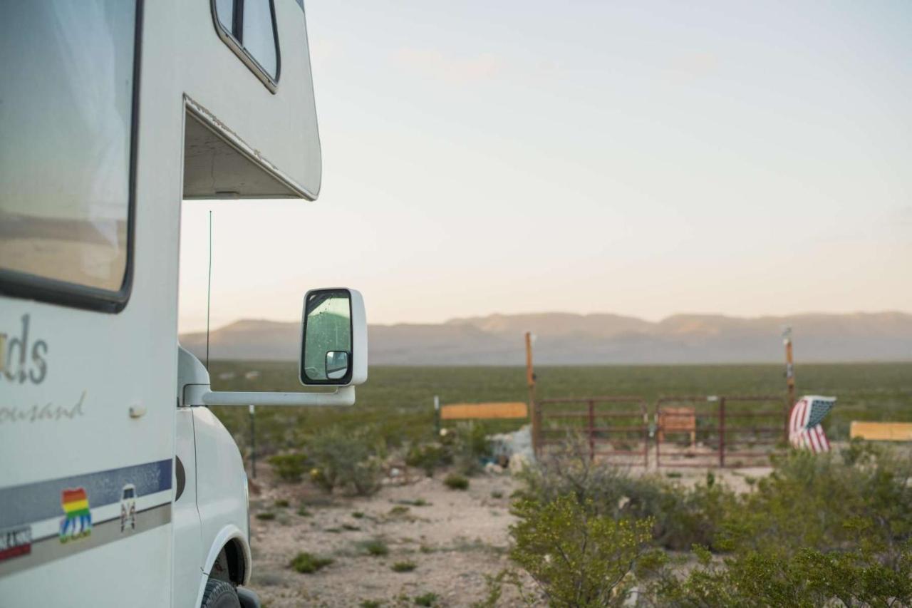 Camping At Desert Gardens Oasis In Lobo, Tx バン・ホーン エクステリア 写真